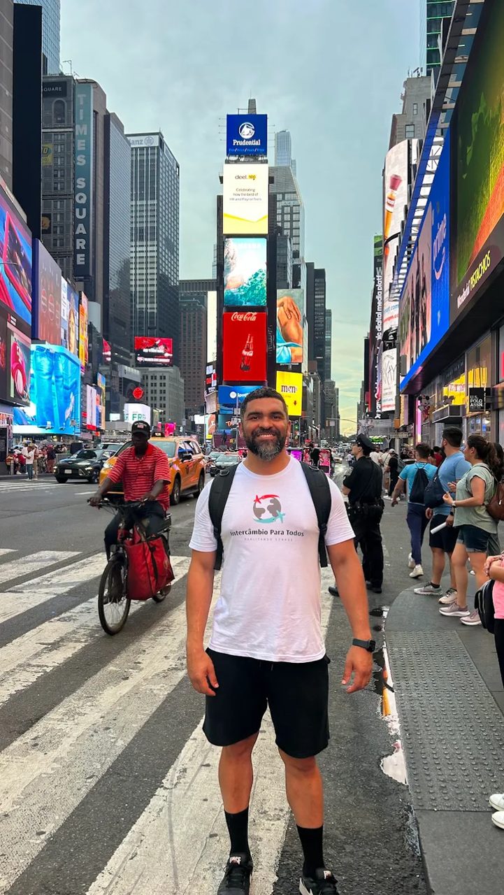 Patrick Ferreira em uma rua de Boston durante sua experiência internacional