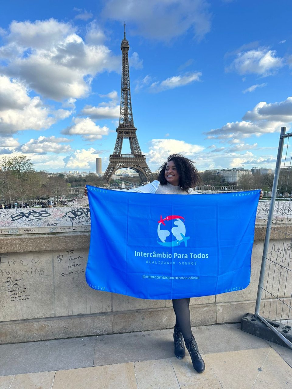 Vitória Cristina em Paris segurando a bandeira da Intercâmbio Para Todos