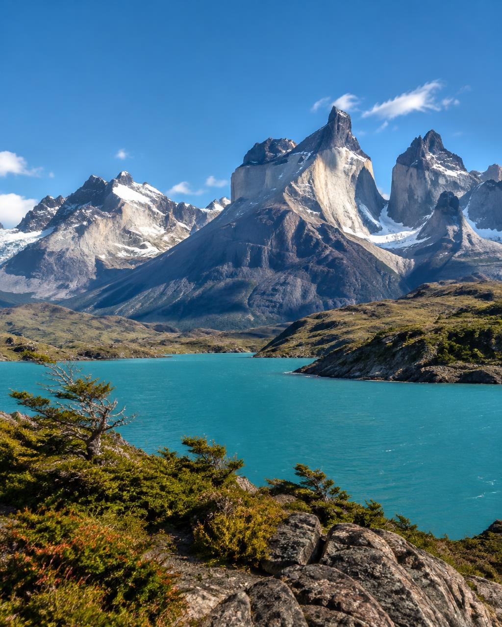 Picos de granito e lago turquesa na Patagônia chilena