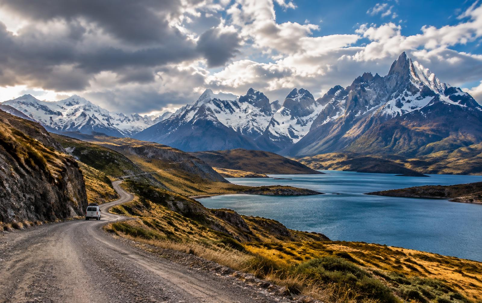 Estrada atravessando as paisagens dos Andes